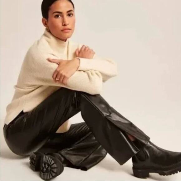 Abercrombie & Fitch vegan leather 90’s straight ultra high rise 26 short - Picture 1 of 9